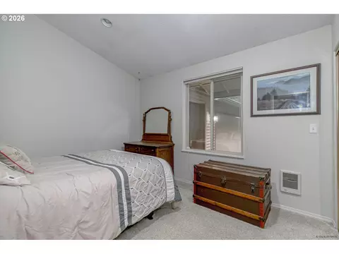 Bedroom - 53221 E Marmot Rd, Sandy, OR 97055 photo 1 of 4