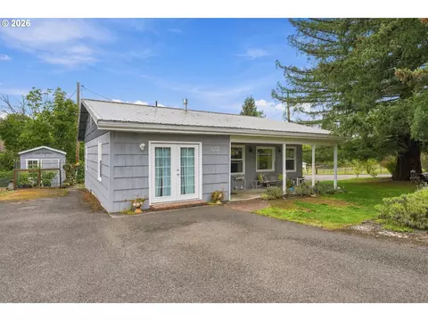 729 NE Locust St, Oakland, OR 97462