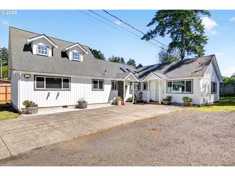 1495 Teakwood Ave, Coos Bay, OR 97420