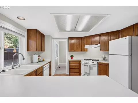 Kitchen - 7625 Ridgewood Dr, Gladstone, OR 97027 photo 1 of 5