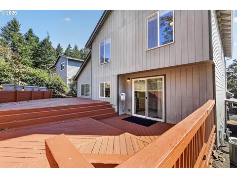 Exterior - 7625 Ridgewood Dr, Gladstone, OR 97027 photo 3 of 8