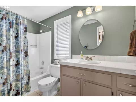 Bath - 7625 Ridgewood Dr, Gladstone, OR 97027 photo 3 of 4