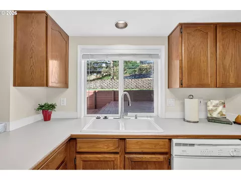 Kitchen - 7625 Ridgewood Dr, Gladstone, OR 97027 photo 5 of 5