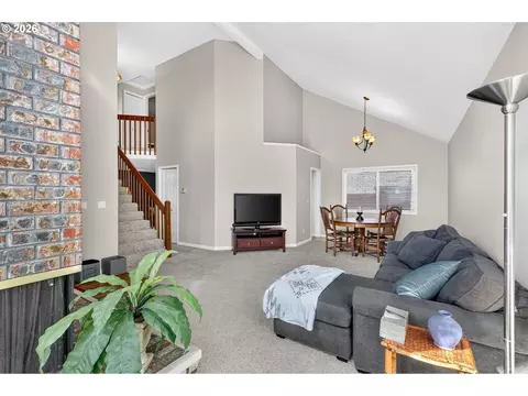 Living - 7625 Ridgewood Dr, Gladstone, OR 97027 photo 2 of 5