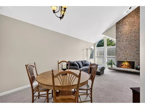 Dining - 7625 Ridgewood Dr, Gladstone, OR 97027 photo 2 of 2