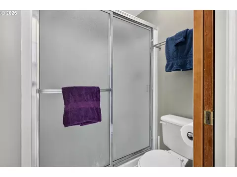 Bath - 7625 Ridgewood Dr, Gladstone, OR 97027 photo 2 of 4