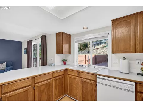 Kitchen - 7625 Ridgewood Dr, Gladstone, OR 97027 photo 3 of 5