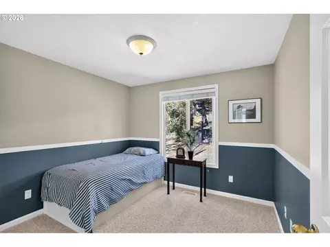 Bedroom - 7625 Ridgewood Dr, Gladstone, OR 97027 photo 5 of 8