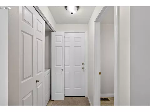 Entry Way - 7625 Ridgewood Dr, Gladstone, OR 97027 photo 4 of 4