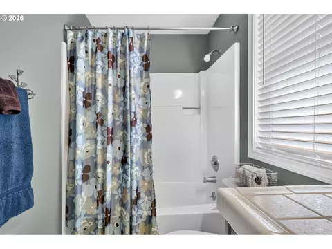 Bath - 7625 Ridgewood Dr, Gladstone, OR 97027 photo 4 of 4