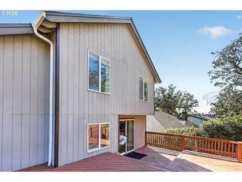 Exterior - 7625 Ridgewood Dr, Gladstone, OR 97027 photo 5 of 8