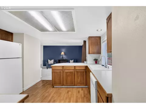 Kitchen - 7625 Ridgewood Dr, Gladstone, OR 97027 photo 4 of 5