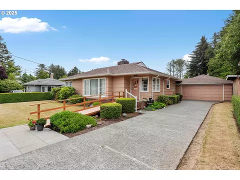 90880 Robertson Ln, Coos Bay, OR 97420