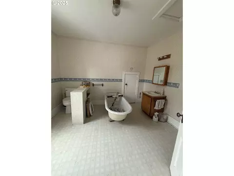 Bath - 141 E Bryan Ave, Union, OR 97883 photo 2 of 2