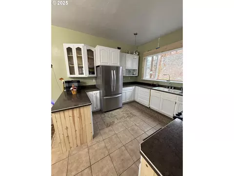 Kitchen - 141 E Bryan Ave, Union, OR 97883 photo 5 of 7