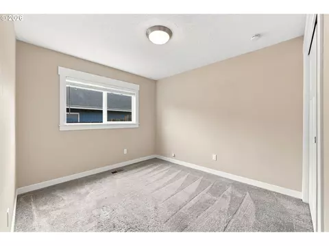Bedroom - 822 SW Hartley Ave, Gresham, OR 97030 photo 7 of 8