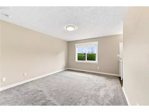 Living - 822 SW Hartley Ave, Gresham, OR 97030 photo 9 of 9