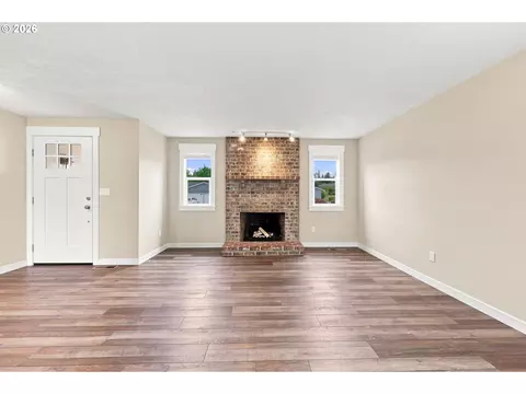 Living - 822 SW Hartley Ave, Gresham, OR 97030 photo 2 of 9