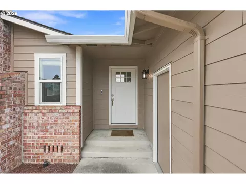 Entry Way - 822 SW Hartley Ave, Gresham, OR 97030 photo 1 of 1