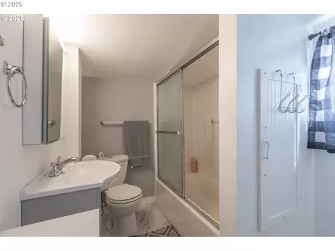 Bath - 334 23rd Ave, Longview, WA 98632 photo 1 of 2