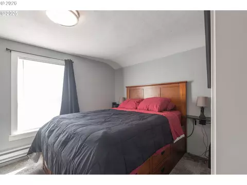 Bedroom - 334 23rd Ave, Longview, WA 98632 photo 2 of 3