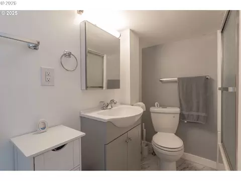 Bath - 334 23rd Ave, Longview, WA 98632 photo 2 of 2