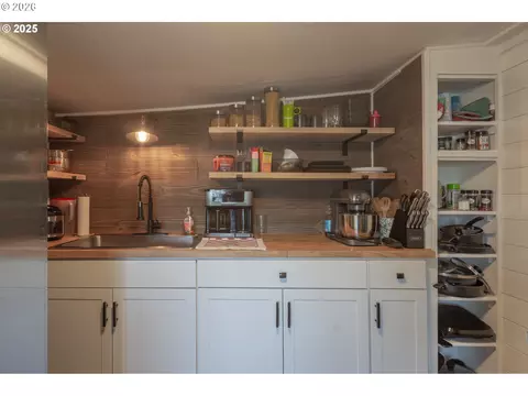 Kitchen - 334 23rd Ave, Longview, WA 98632 photo 2 of 3