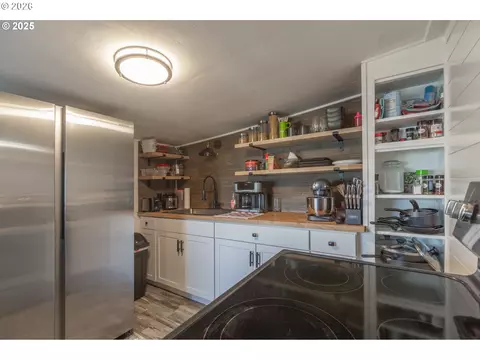 Kitchen - 334 23rd Ave, Longview, WA 98632 photo 1 of 3