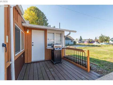 Exterior - 334 23rd Ave, Longview, WA 98632 photo 1 of 2
