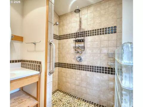 Bath - 76960 Emill Rd, Rainier, OR 97048 photo 1 of 1