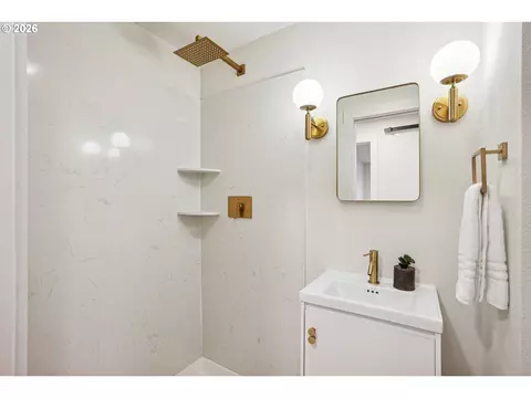 Bath - 3033 SE Condor Ave, Gresham, OR 97080 photo 1 of 2
