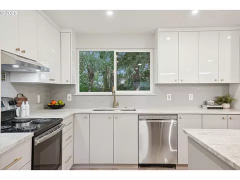 Kitchen - 3033 SE Condor Ave, Gresham, OR 97080 photo 6 of 7