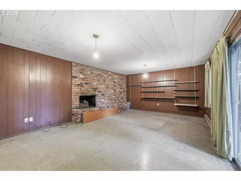 Living - 2041 E 26th Ave, Eugene, OR 97403 photo 4 of 5