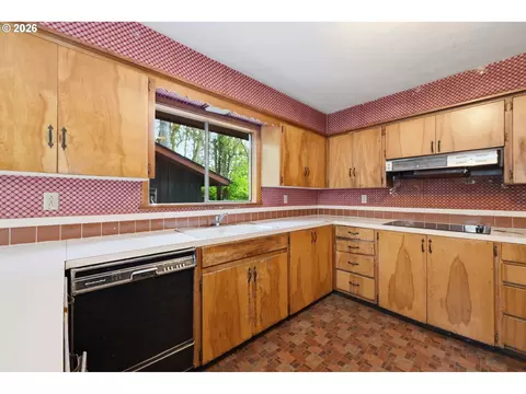 Kitchen - 2041 E 26th Ave, Eugene, OR 97403 photo 2 of 4