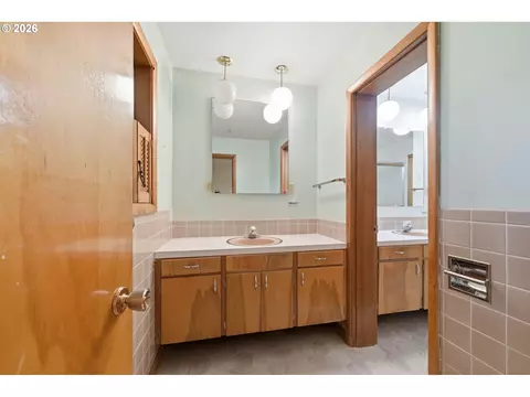 Bath - 2041 E 26th Ave, Eugene, OR 97403 photo 1 of 5