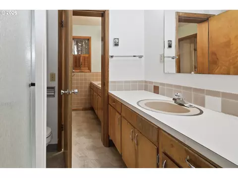 Bath - 2041 E 26th Ave, Eugene, OR 97403 photo 3 of 5