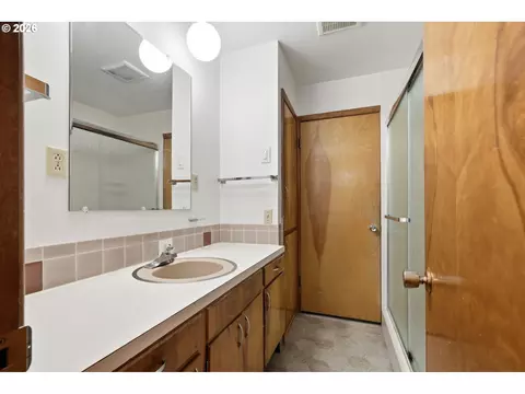 Bath - 2041 E 26th Ave, Eugene, OR 97403 photo 4 of 5