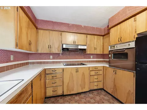Kitchen - 2041 E 26th Ave, Eugene, OR 97403 photo 3 of 4