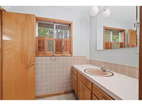 Bath - 2041 E 26th Ave, Eugene, OR 97403 photo 2 of 5