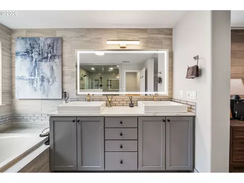 Bath - 6055 SE 28th St, Gresham, OR 97080 photo 3 of 6