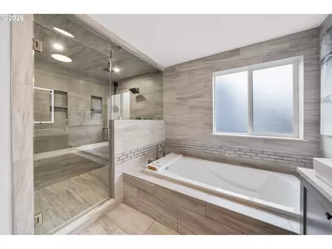 Bath - 6055 SE 28th St, Gresham, OR 97080 photo 4 of 6