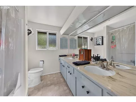 Bath - 390 Hunington Ave, Eugene, OR 97405 photo 3 of 3