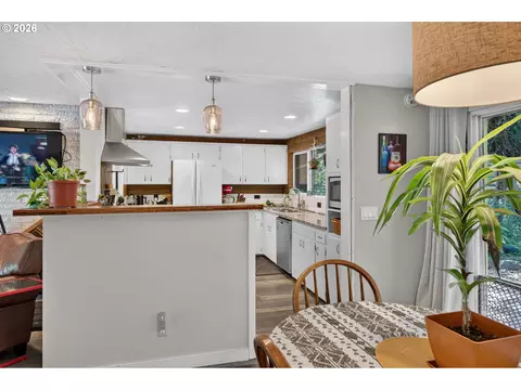 Kitchen - 390 Hunington Ave, Eugene, OR 97405 photo 5 of 5