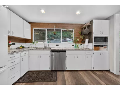 Kitchen - 390 Hunington Ave, Eugene, OR 97405 photo 2 of 5