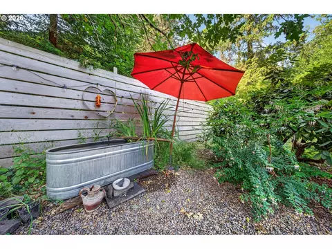 Exterior - 390 Hunington Ave, Eugene, OR 97405 photo 4 of 7