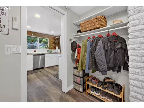 Entry Way - 390 Hunington Ave, Eugene, OR 97405 photo 2 of 2