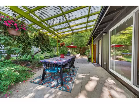 Exterior - 390 Hunington Ave, Eugene, OR 97405 photo 2 of 7