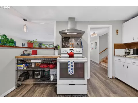 Kitchen - 390 Hunington Ave, Eugene, OR 97405 photo 3 of 5