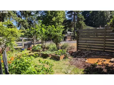 Exterior - 390 Hunington Ave, Eugene, OR 97405 photo 5 of 7