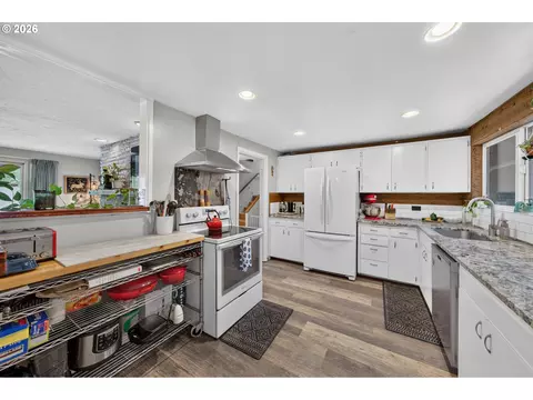 Kitchen - 390 Hunington Ave, Eugene, OR 97405 photo 4 of 5